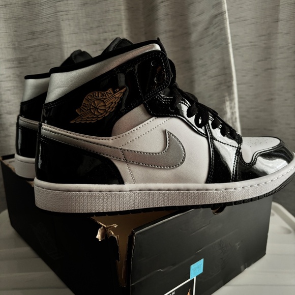 Air Jordan 1 Mid SE – Black/White/Metallic Silver - Picture 2 of 9